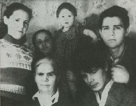 Семья Ерофеевых. Слева направо: старшая сестра Тамара, жена старшего брата Юрия с ребенком, Борис, мать Анна Андреевна и Венедикт. Кировск, 50-е годы.